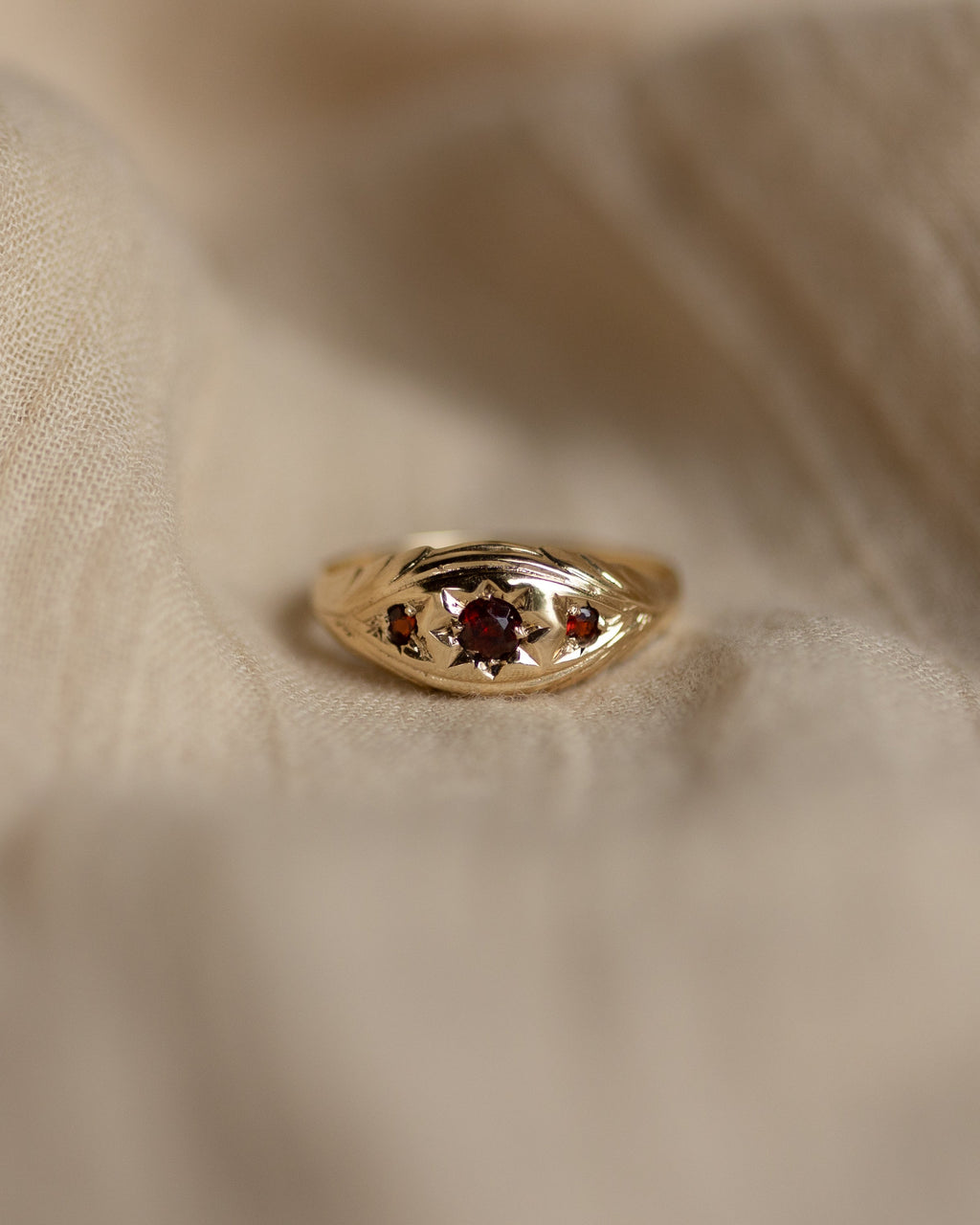 Magda 1975 Vintage 9ct Gold Garnet Star Set Trilogy Ring