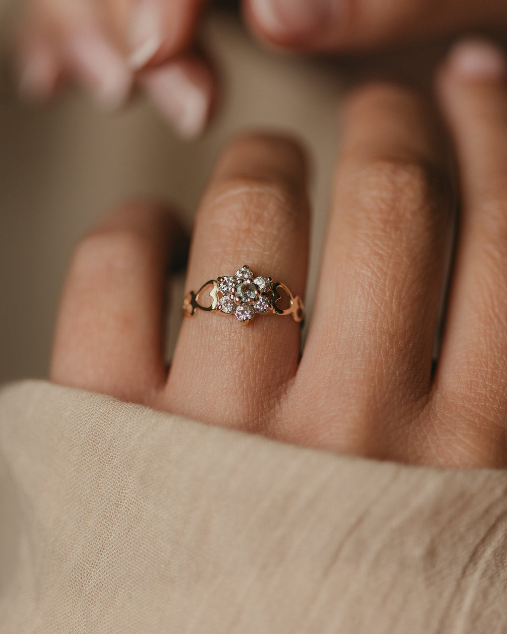Belle Vintage 9ct Gold Topaz & CZ Flowerhead Cluster Ring