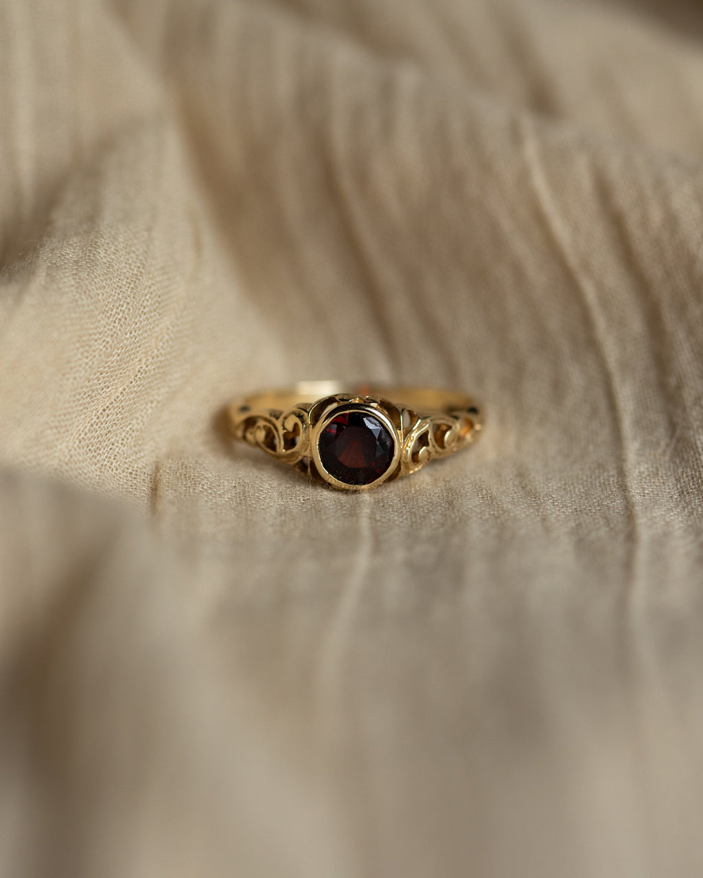 Mara Vintage 9ct Gold Garnet Single Stone Ring