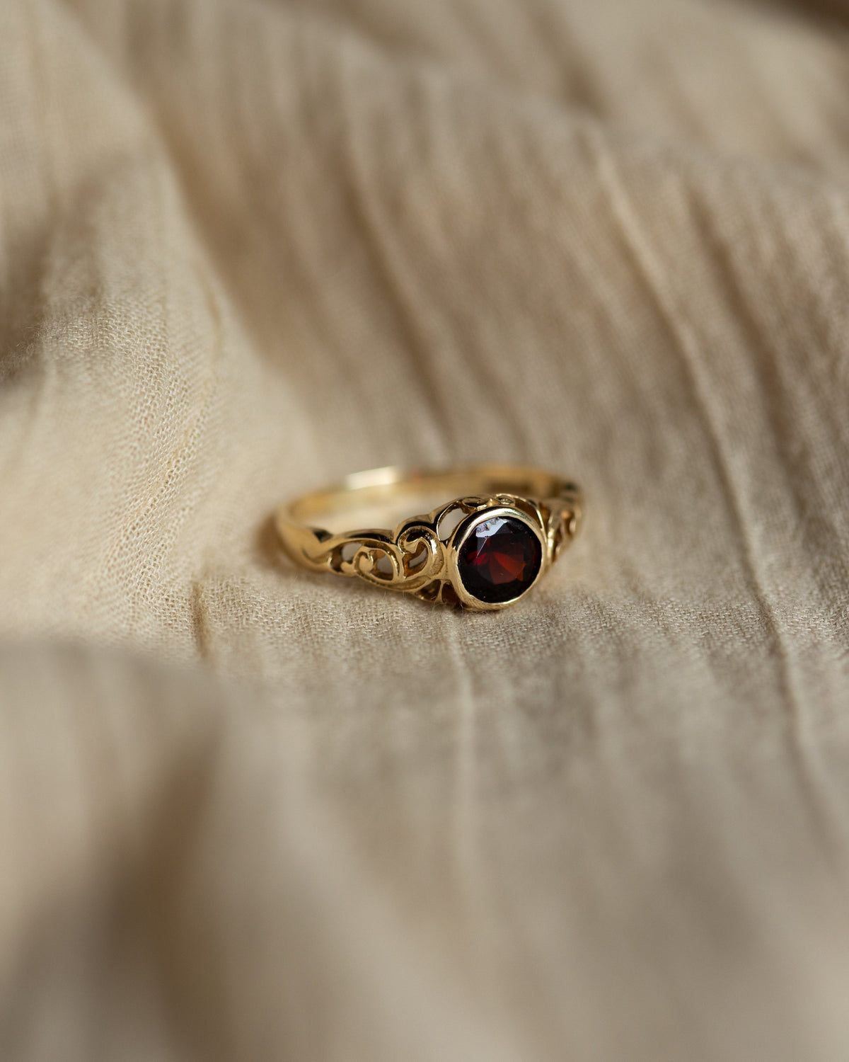 Mara Vintage 9ct Gold Garnet Single Stone Ring
