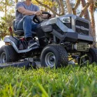 Murray MT100 42 in. 13.5 HP 500cc E1350 Series Briggs and Stratton Engine 6-Speed Manual Gas Riding Lawn Tractor Mowers. image 4